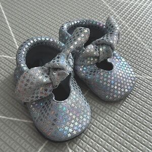 Freshly Picked Iridescent Stars Knotted Bow Moccasin • Size 1